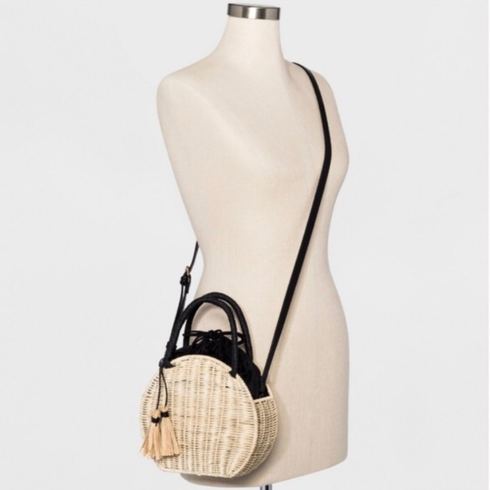 Circle Straw Crossbody - Picture 4 of 7